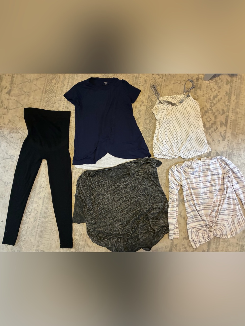 Bundle of 6 women's medium maternity clothes